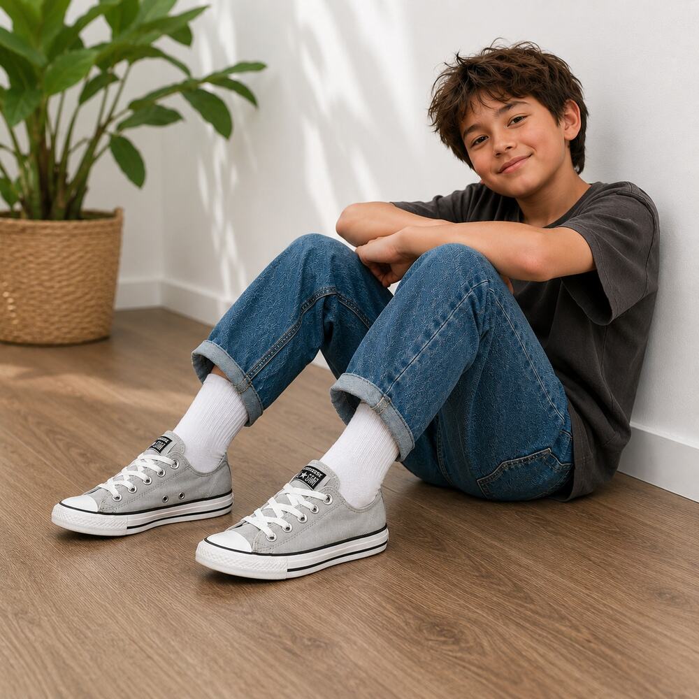 Converse Gray Low Top Sneakers Kids Size 1 🤍